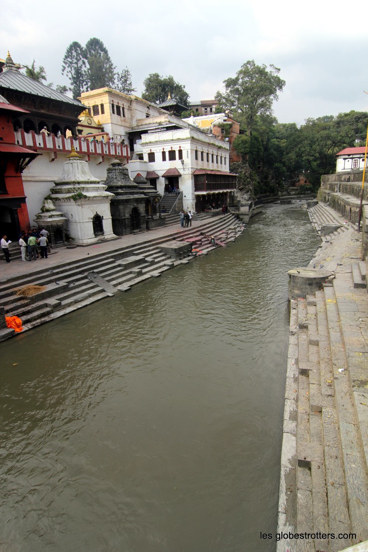 ghats de crémation aux bords de la rivière Bagmati